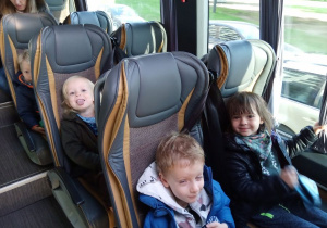 dzieci w autobusie
