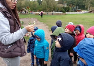 dzieci z przewodnikiem