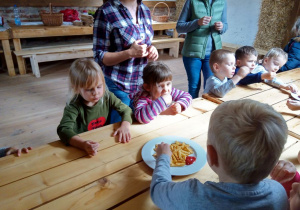 dzieci jedza posiłek