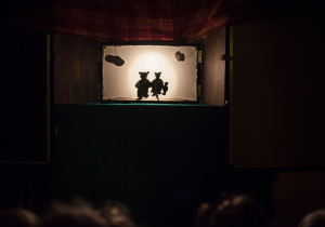 Teatrzyk cieni w wykonaniu rodziców Basi i Irenki- Przygody Muminków