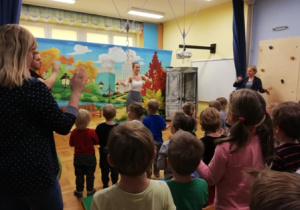 dzieci oglądaja spektakl