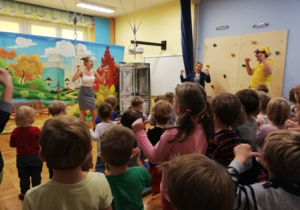 dzieci oglądaja spektakl