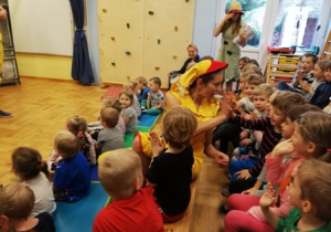 dzieci oglądaja spektakl