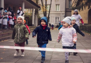 Troje dzieci dobiega do mety