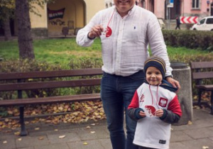 Mężczyzna z chłopcem z medalami na skwerze