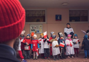 Dzeci stoją przed przedszkolem