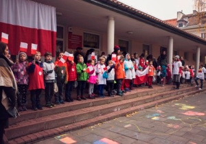 Dzieci stoją na schodach przed przedszkolem