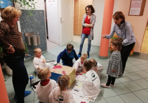 dzieci wykonują domki