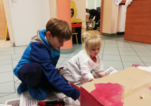 dzieci wykonują domki