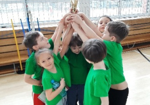 Zajęcia sportowe należą do ulubionych. Mocna druzyna Elfów zdobyła dla naszego przedszkola kolejny puchar