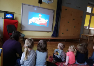 Dzieci oglądają film
