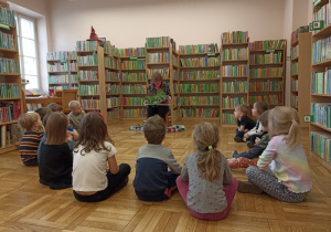 dzieci w bibliotece