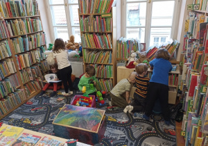 dzieci bawią się w kąciku zabaw w bibliotece