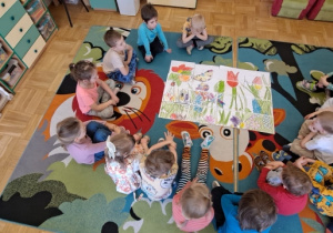 Dzieci ułożyły puzzle z papieru na podłodze