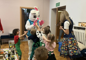Dzieci witają zajączka