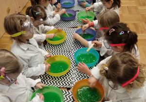 dzieci robią slime'a przy stole