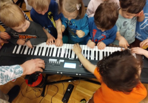 dzieci grają na keybordzie