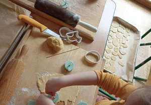 dzieci robią ciasteczka Wielkanoce