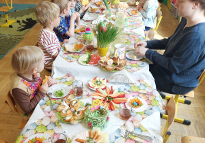 dzieci jedzą Śniadanie Wielkanocne w przedszkolu
