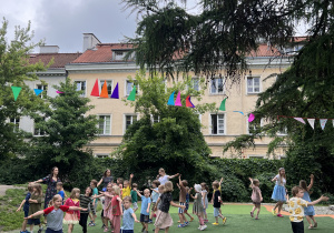 Dzieci bawią się na placu zabaw w samoloty.