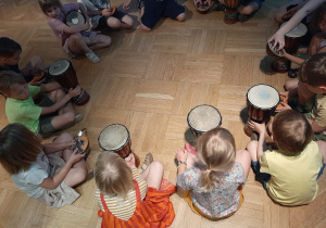 Dzieci grają na instrumentach.
