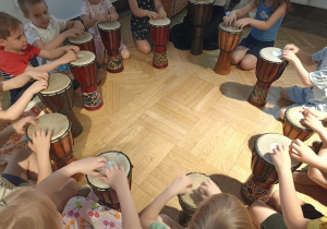Dzieci grają na instrumentach.