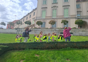 Dzieci na wycieczce w Ogrodach Zamkowych