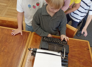 Marzyciele w bibliotece