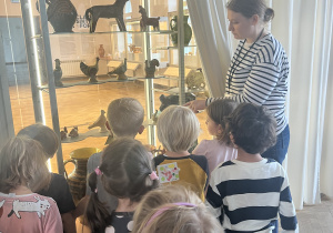 Dzieci oglądają eksponaty w muzeum.