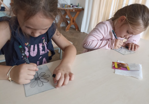Dzieci malują na szkle.