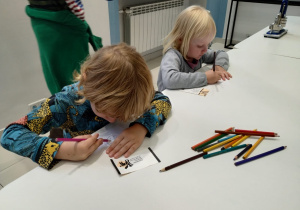 Dzieci rysują na warsztatach w muzeum.