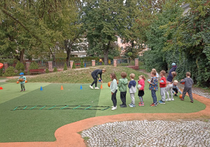 Dzieci na placu zabaw podczas zajęć sportowych.