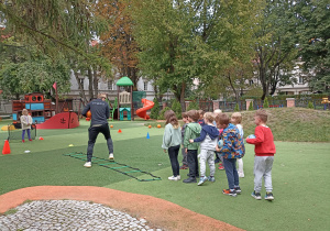 Dzieci na placu zabaw podczas zajęć sportowych.