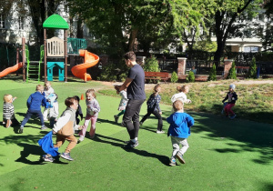 Dzieci na placu zabaw podczas zajęć sportowych