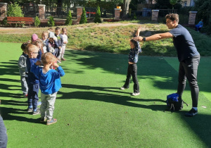 Dzieci na placu zabaw podczas zajęć sportowych