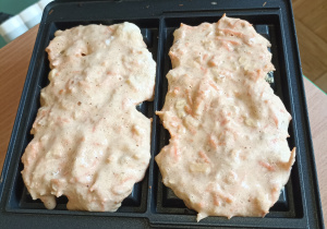 Gofry w gofrownicy.