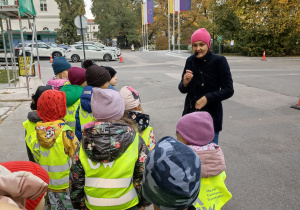 Dzieci spacerują z przewodnikiem.