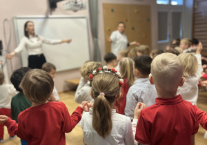 Dzieci świętują Dzień Niepodległości, ubrane na biało-czerwono.