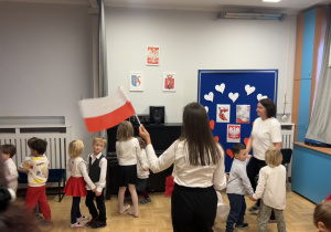 Dzieci świętują Dzień Niepodległości, ubrane na biało-czerwono.