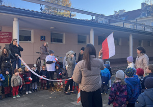Dzieci biorą udział w Biegu Nepodległości przed przedszkolem.