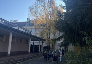Dzieci biorą udział w Biegu Nepodległości przed przedszkolem.