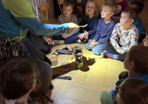 Przedszkolaki podczas zajęć na temat wspinaczki górskiej