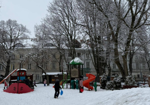 dzieci na placu zabaw