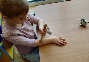 dziewczynka robi sobie masaż ręki