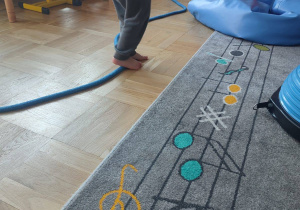 łapanie równowagi chodząc po linie