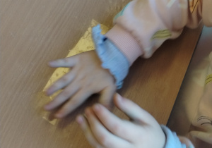 dziecko lepi z plasteliny