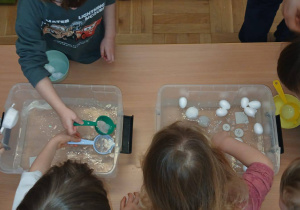 dzieci łowią składniki z zupy