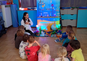 dzieci uważnie słuchaj opowieści pani