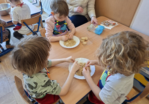 dzieci kruszą ciasteczka