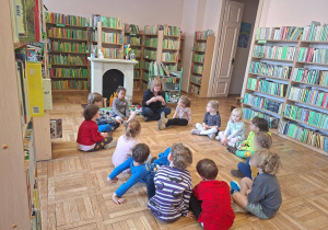 dzieci słuchają pani bibliotekarki